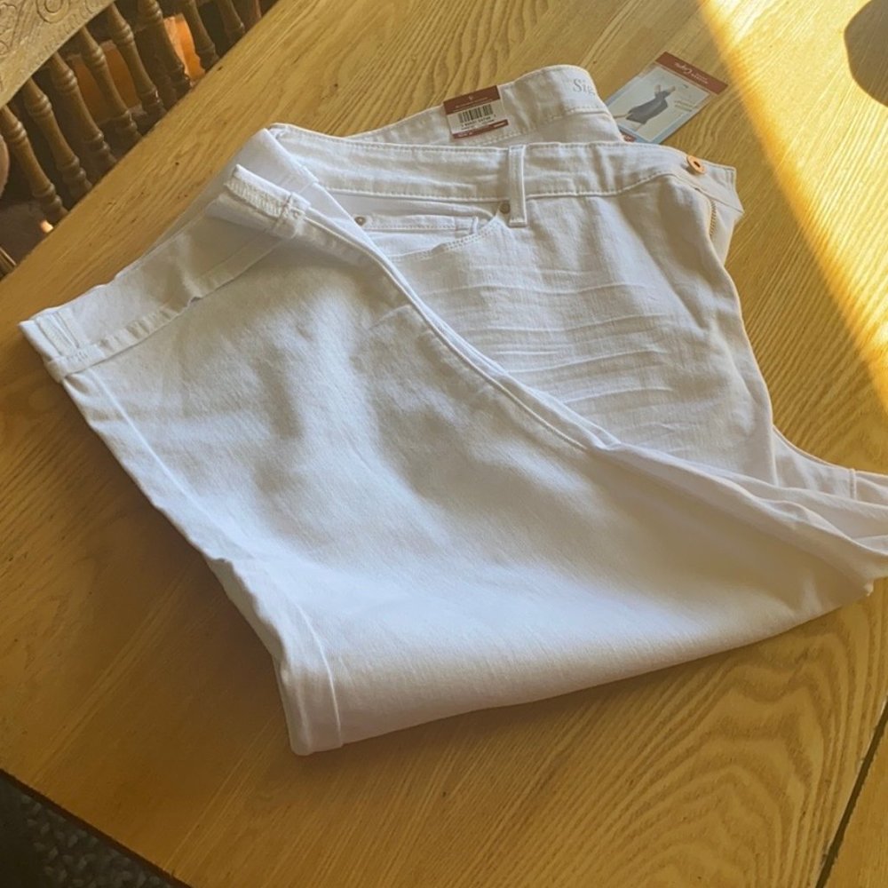 Levis 22 white Capri
